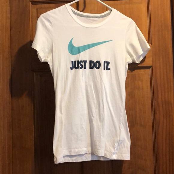 Size Medium NWOT White Nike Shirt - Picture 1 of 3